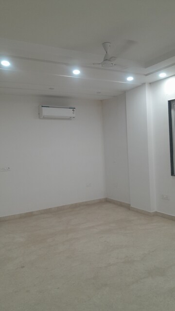 Building Lobby in 3 BHK Builder Floor at Unitech South City II, Sector 50 – for Rent