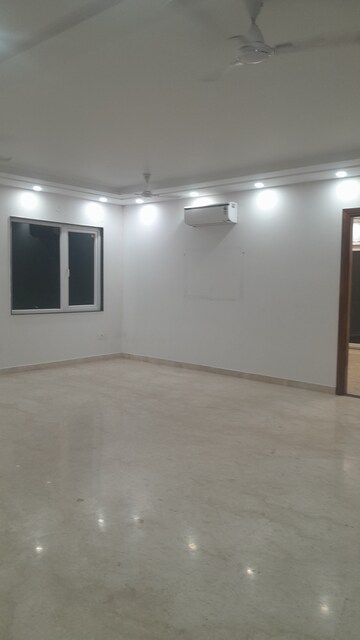 Furnished Amenities in 3 BHK Builder Floor at Unitech South City II, Sector 50 – for Rent