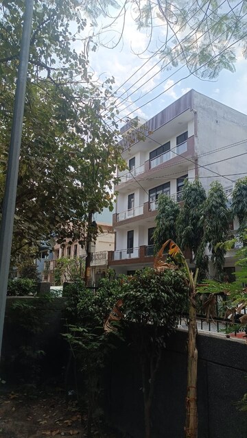 6+ BHK Independent House – Exterior View View at RWA Apartments Sector 41, Sector 41 - for Sale