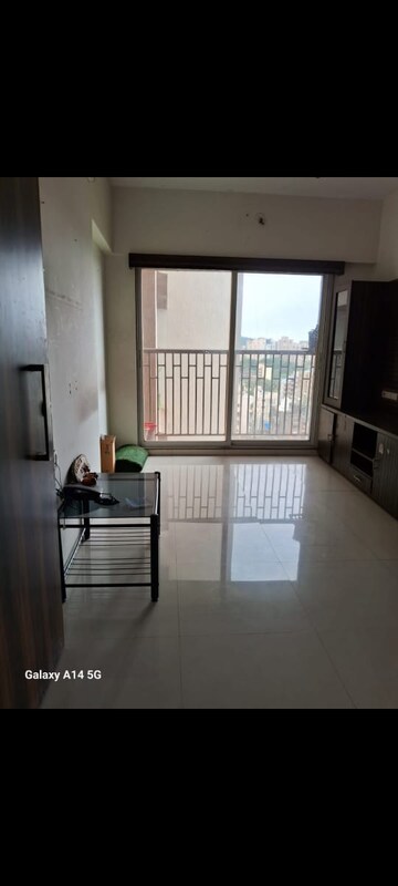 Room in 1 BHK Apartment at Sai Marigold CHSL, Kavesar – for Rent