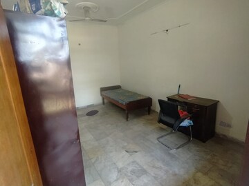 Room in 1 BHK Apartment at Sector 27 – for Rent