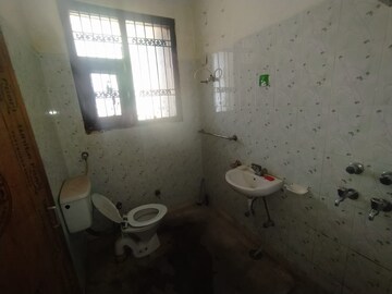 Bathroom in 1 BHK Apartment at Sector 27 – for Rent