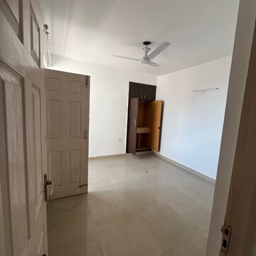 Room in 2.5 BHK Apartment at Supertech Cape Town, Sector 74 – for Rent