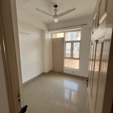 Room in 2.5 BHK Apartment at Supertech Cape Town, Sector 74 – for Rent