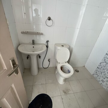 Bathroom in 2.5 BHK Apartment at Supertech Cape Town, Sector 74 – for Rent