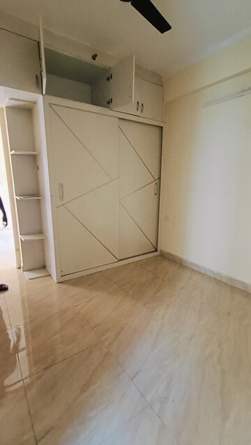Room in 2 BHK Apartment at Gaur City 7th Avenue, Sector 4, Greater Noida – for Rent