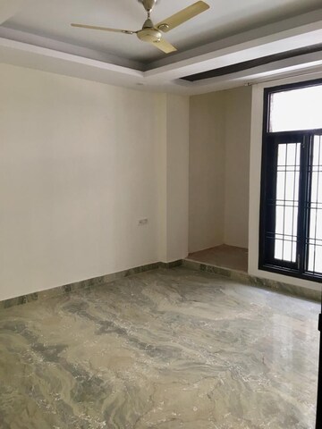 Room in 3 BHK Builder Floor at Paryavaran Complex – for Rent