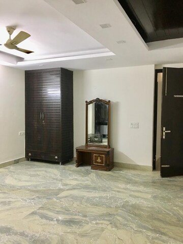 Room in 3 BHK Builder Floor at Paryavaran Complex – for Rent
