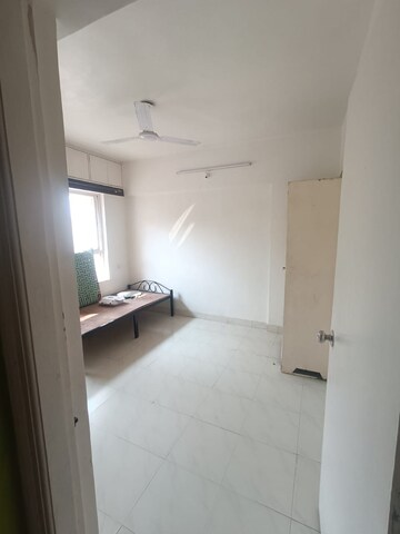 Room in 2.5 BHK Apartment at Kumar Sansar, Kondhwa – for Rent