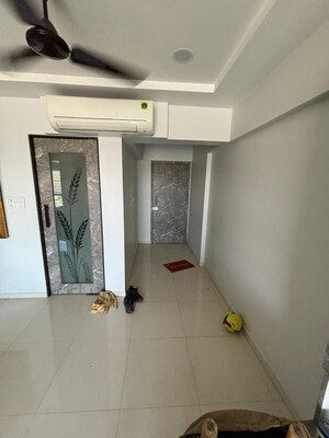 Room in 2 BHK Apartment at Sheth Midori, Dahisar East – for Sale