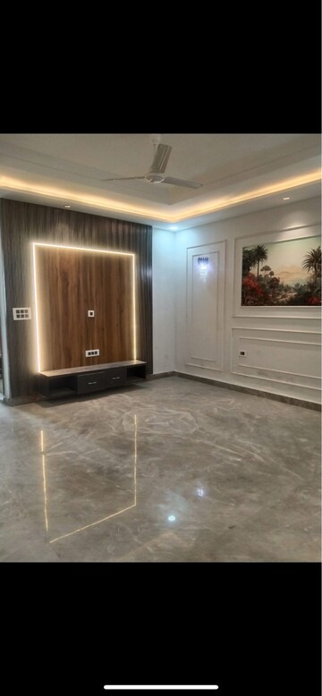 Room in 3 BHK Builder Floor at Sector 43 – for Sale