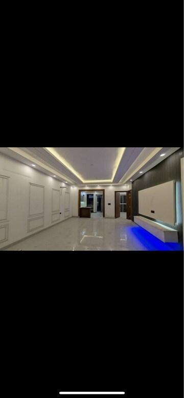 Building Lobby in 4 BHK Builder Floor at Sector 43 – for Sale