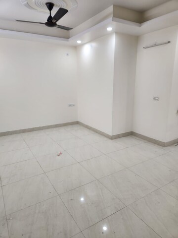 Room in 3 BHK Builder Floor at Sector 46 – for Rent