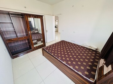 Bedroom in 2 BHK Apartment at Amanora Gold Towers, Hadapsar – for Rent