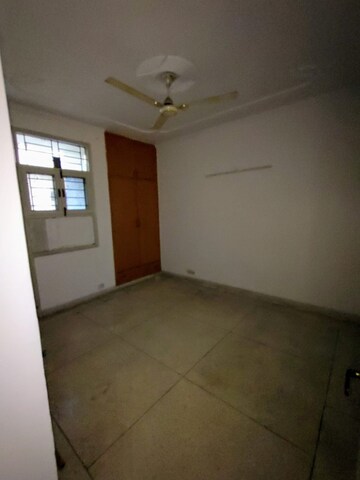 Room in 3.5 BHK Builder Floor at Unitech Arcadia, South City 2 – for Rent