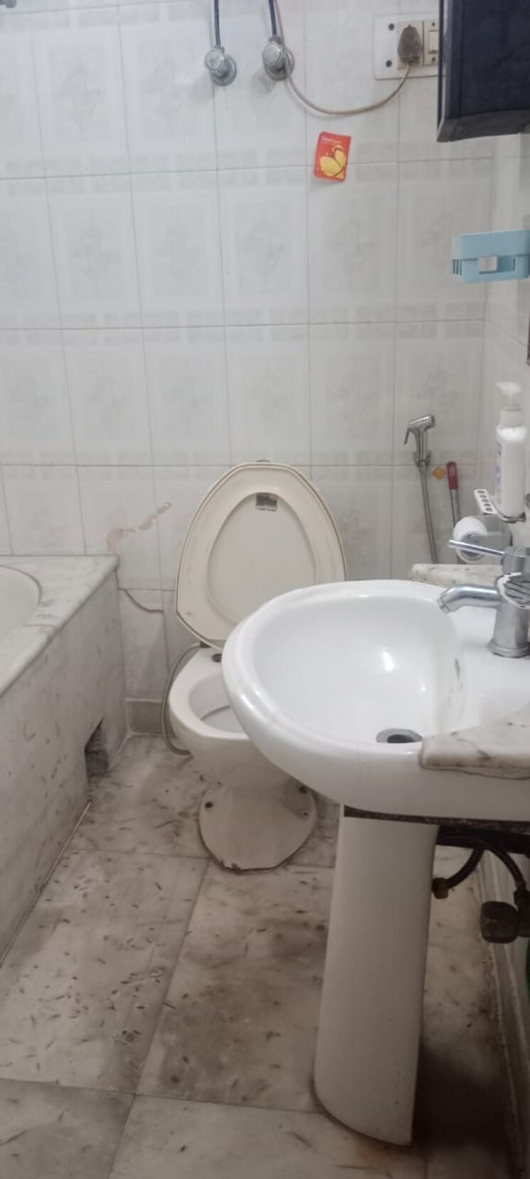 Bathroom, chittaranjan park 2 Bedroom 1100 Sq.Ft. Builder Floor In Chittaranjan Park Delhi 8385808