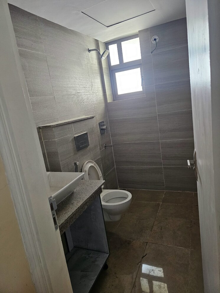 Bathroom, paras-dews 3 Bedroom 1760 Sq.Ft. Apartment In Sector 106 Gurgaon 8385815