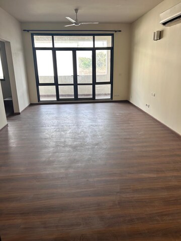 Room in 3 BHK Apartment at Pioneer Park Phase 1, Sector 61 – for Rent