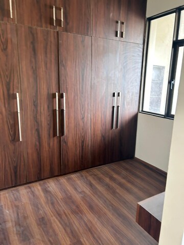 Room in 3 BHK Apartment at Pioneer Park Phase 1, Sector 61 – for Rent
