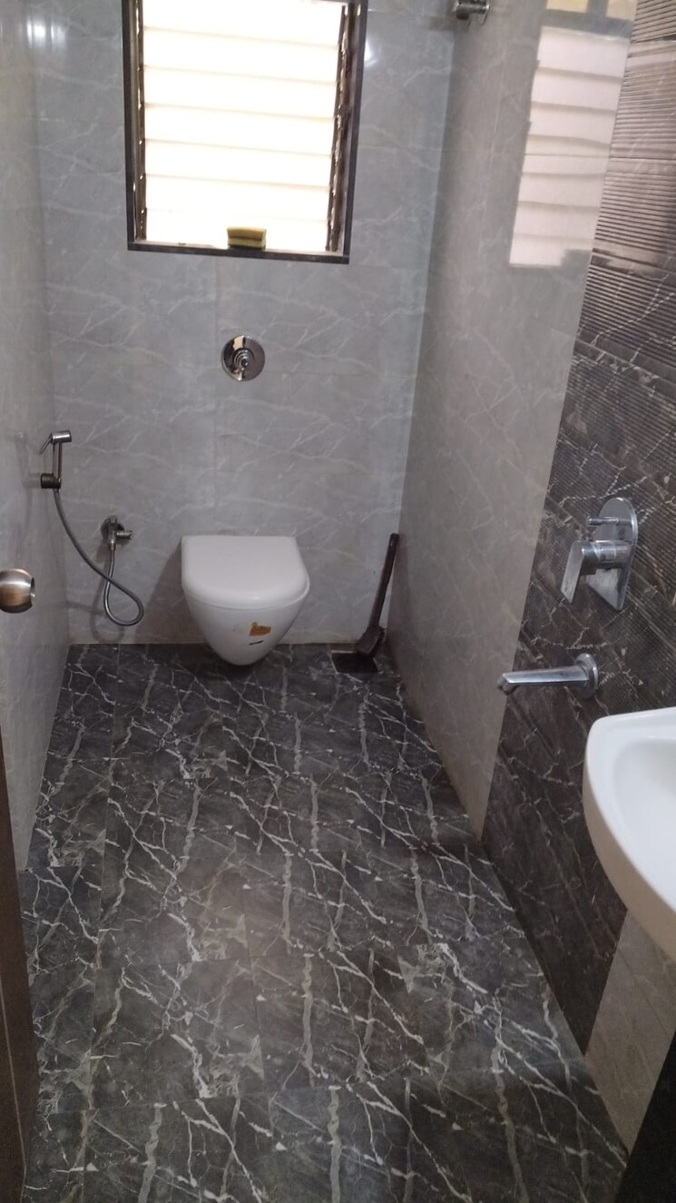 Bathroom, deepak-jyoti-old 1 Bedroom 400 Sq.Ft. Apartment In Parel Mumbai 8385844
