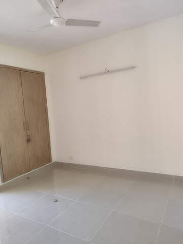 Room in 2 BHK Apartment at Jaypee Greens Kosmos, Sector 134 – for Rent