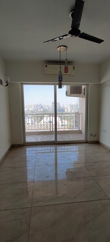 Room in 3 BHK Apartment at Emaar Palm Premier, Sector 77 – for Rent