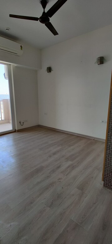 Room in 3 BHK Apartment at Emaar Palm Premier, Sector 77 – for Rent