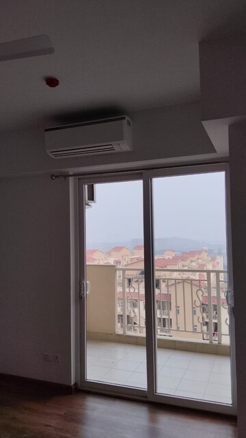 Room in 3 BHK Apartment at Emaar Palm Heights, Sector 77 – for Rent