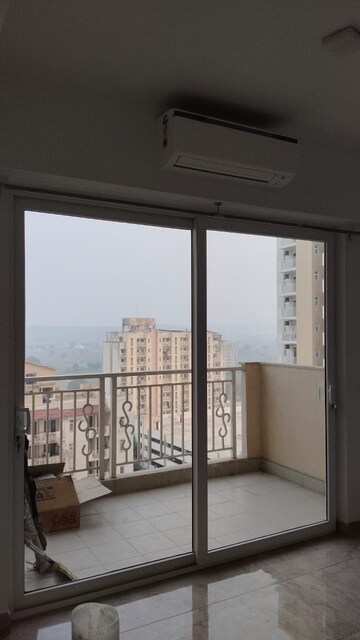 Room in 3 BHK Apartment at Emaar Palm Heights, Sector 77 – for Rent