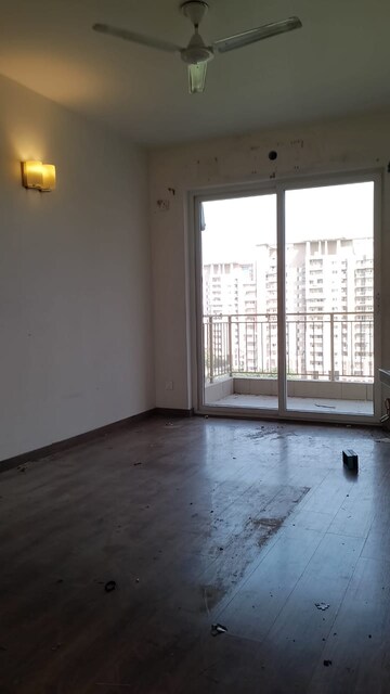 Room in 3 BHK Apartment at Emaar Palm Gardens, Sector 83 – for Rent