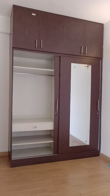 Room in 3 BHK Apartment at Emaar Palm Gardens, Sector 83 – for Rent