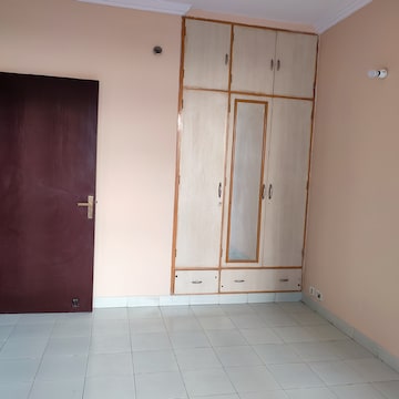 Furnished Amenities in 4 BHK Apartment at Ansal Sushant Estate, Sector 52 – for Rent