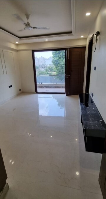 Room in 4 BHK Builder Floor at Unitech South City II, Sector 50 – for Rent