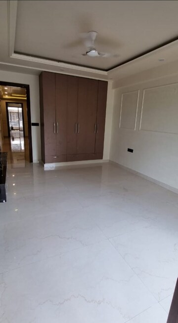 Room in 4 BHK Builder Floor at Unitech South City II, Sector 50 – for Rent