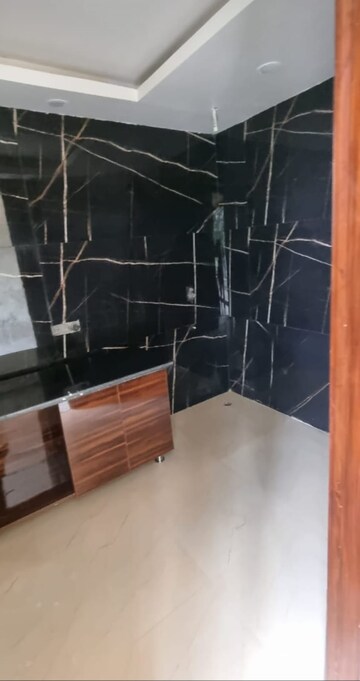 Furnished Amenities in 4 BHK Builder Floor at Unitech South City II, Sector 50 – for Rent