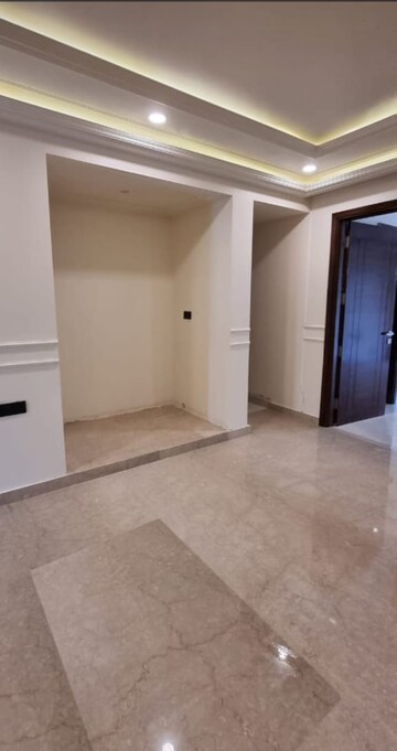 Room in 4 BHK Builder Floor at Unitech South City II, Sector 50 – for Rent