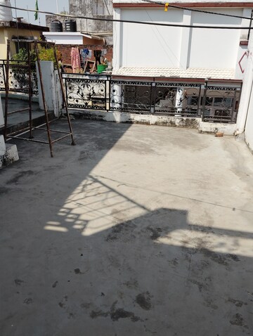 Parking in 1.5 BHK Independent House at Aliganj – for Rent