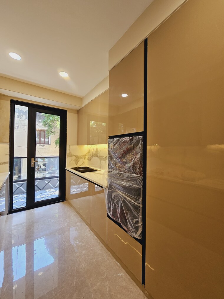 Room, auram-floor 4 Bedroom 240 Sq.Yd. Builder Floor In South City 2 Gurgaon 8386324