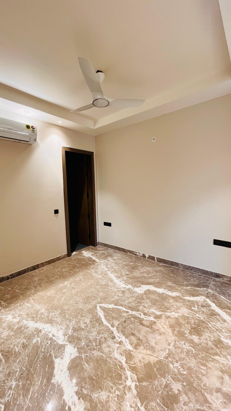 Room, auram-floor 4 Bedroom 240 Sq.Yd. Builder Floor In South City 2 Gurgaon 8386324