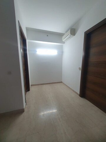 Room in 4 BHK Apartment at M3M Golf Estate, Sector 65 – for Rent