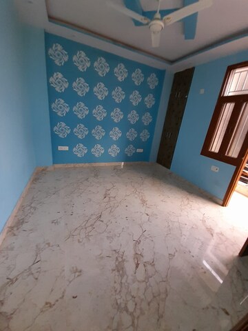 Room in 3 BHK Builder Floor at Dwarka Mor – for Rent