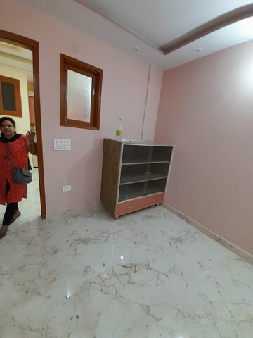 Room in 3 BHK Builder Floor at Dwarka Mor – for Rent