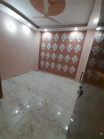 Room in 3 BHK Builder Floor at Dwarka Mor – for Rent