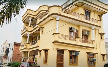 2 BHK Penthouse For Rent in Aliganj
