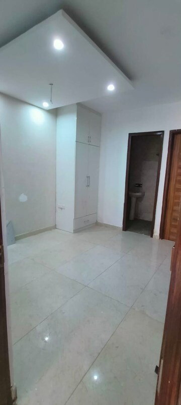 Room in 3 BHK Apartment at Ansal API Victoria Floors, Dhakoli Village – for Rent