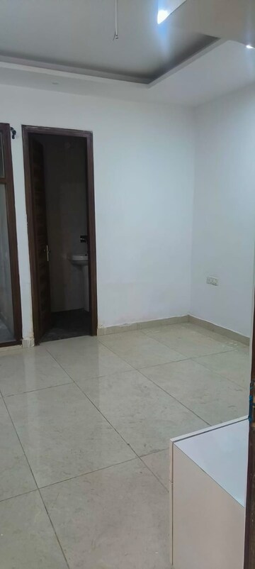 Room in 3 BHK Apartment at Ansal API Victoria Floors, Dhakoli Village – for Rent