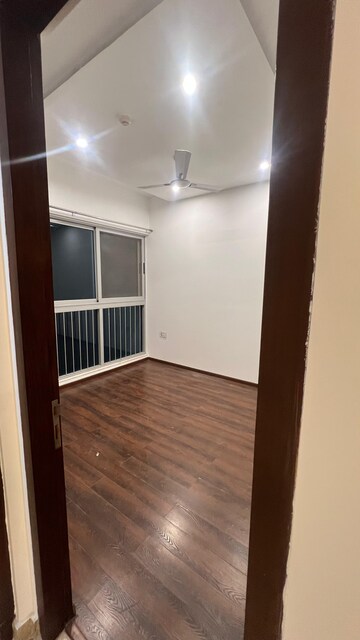 Room in 2 BHK Apartment at Amanora Neo Towers, Hadapsar – for Rent