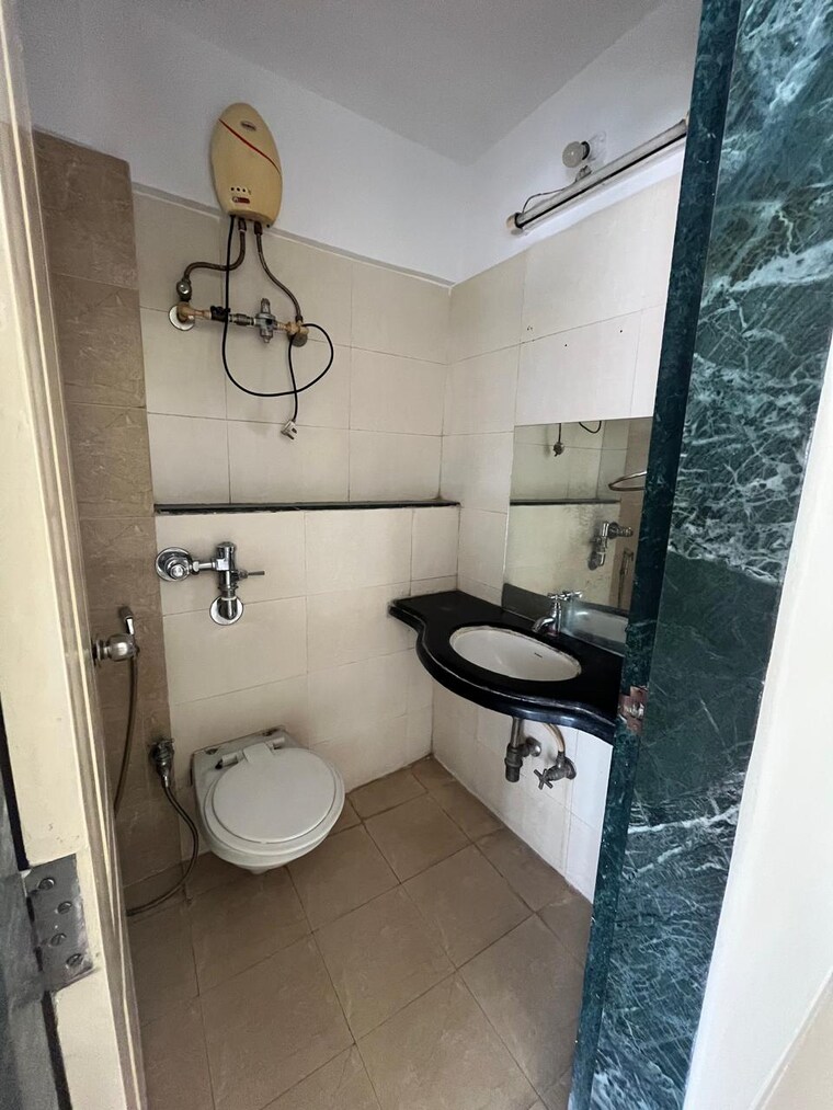 Bathroom, everest-world-aspen 3 Bedroom 950 Sq.Ft. Apartment In Dhokali Thane 8386631