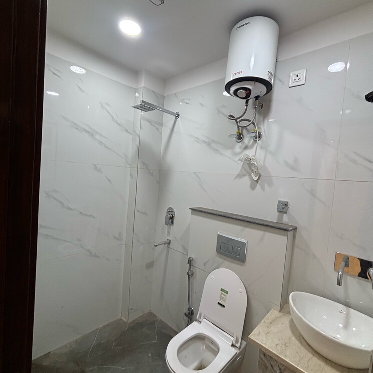 Bathroom, safdarjang enclave 3 Bedroom 1800 Sq.Ft. Builder Floor In Safdarjang Enclave Delhi 8386747