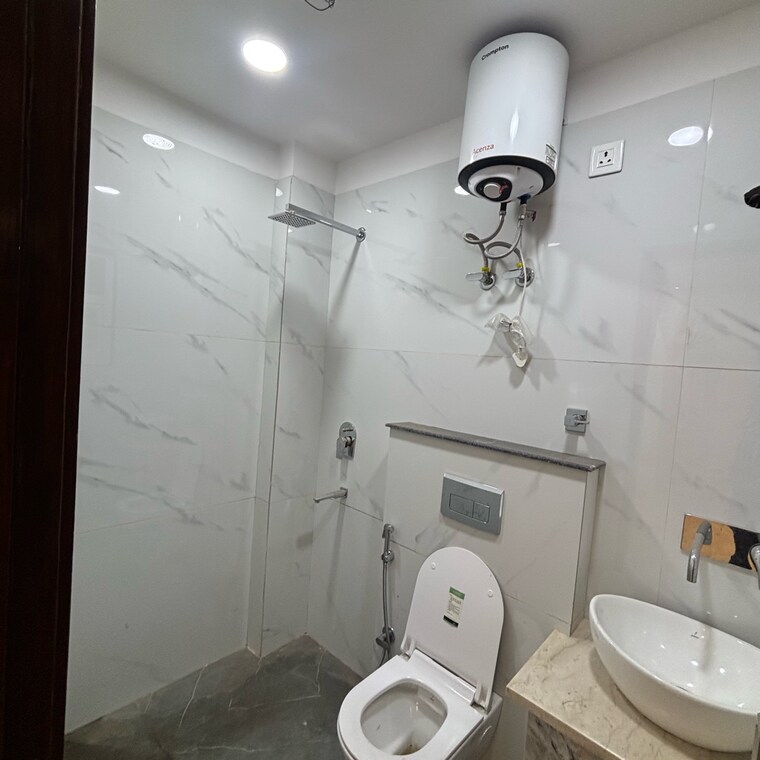 Bathroom, safdarjang enclave 3 Bedroom 1800 Sq.Ft. Builder Floor In Safdarjang Enclave Delhi 8386747